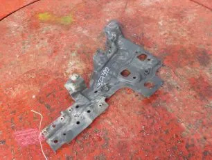 82872994 VOLVO Кронштейн решетки радиатора левый