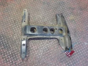 9436600630 MERCEDES Кронштейн подножки нижней левой