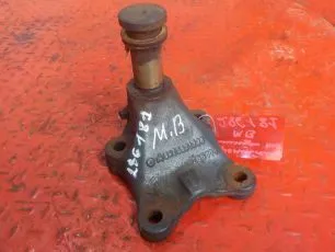 9425531338 MERCEDES Кронштейн цилиндра подъёма кабины
