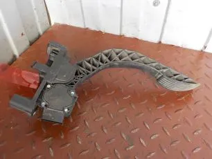 504061734 IVECO Педаль газа