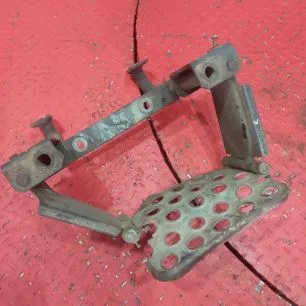 5010367075 RENAULT Корпус подножки нижний
