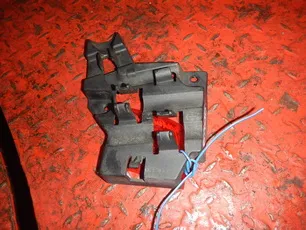 82610061 VOLVO Кронштейн замка капота