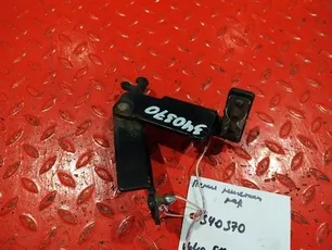 82060445 VOLVO Петля решетки радиатора