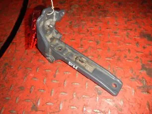 82192393 VOLVO Петля решетки радиатора