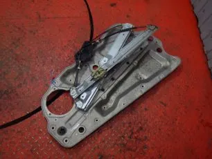 84225944 VOLVO Кронштейн стеклоподъемника левый