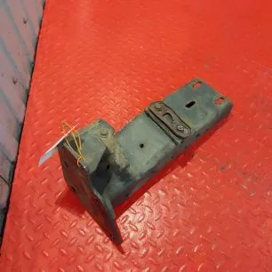 9425203033 MERCEDES Кронштейн подножки нижней правой