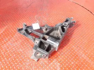 21767734 VOLVO Кронштейн буксировочный правый