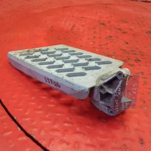 82859306 VOLVO Кронштейн подножки нижней правой