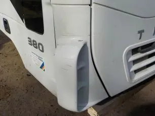 504056033 IVECO Дефлектор кабины правый