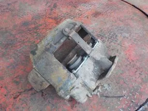 5001858406 RENAULT Суппорт левый