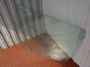 81626450037 MAN Стекло двери левое
