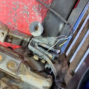 20545095 VOLVO Петля решетки радиатора