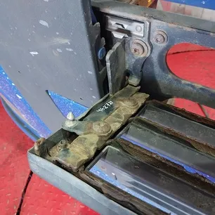 82060445 VOLVO Петля решетки радиатора