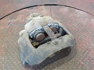 20527037 VOLVO Суппорт передний правый