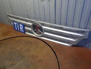 9437500218 MERCEDES Решетка передняя