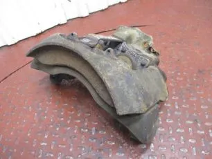 5001858404 RENAULT Суппорт левый