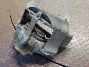 5001858404 RENAULT Суппорт левый